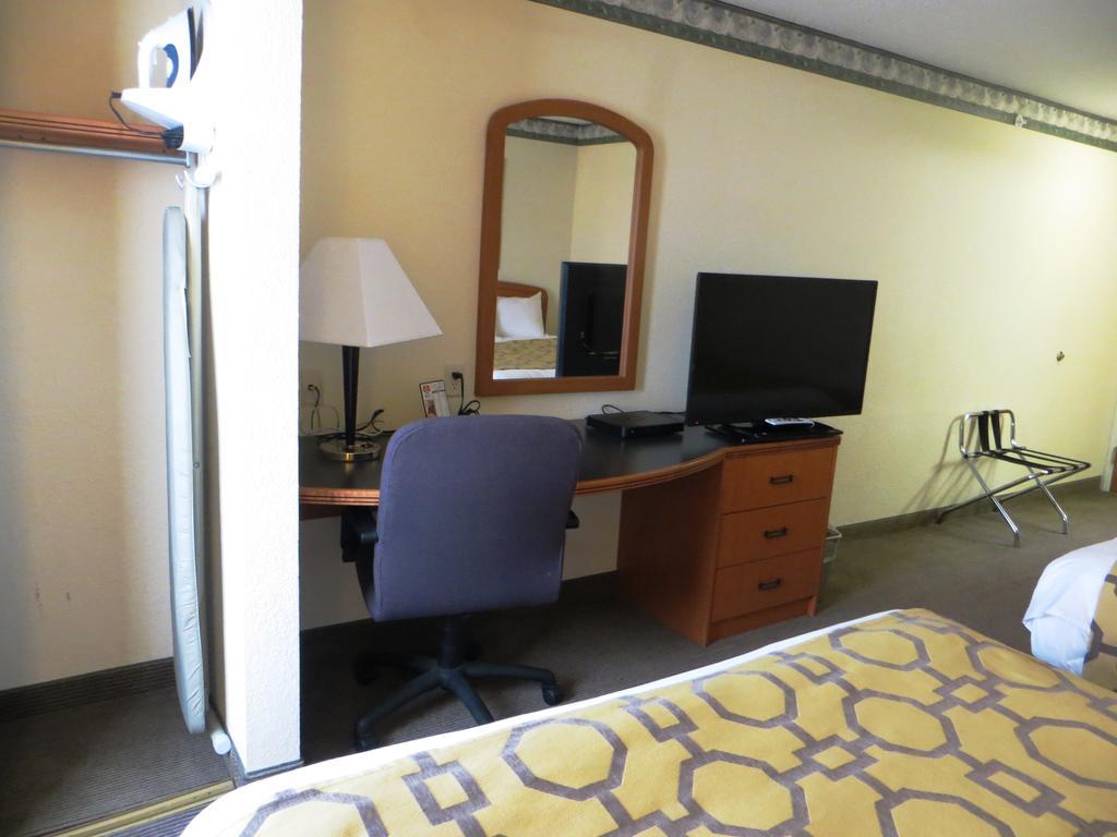Baymont By Wyndham Fort Wayne Bagian luar foto
